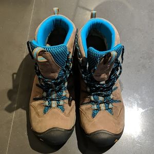 Keen hiking boots size 9